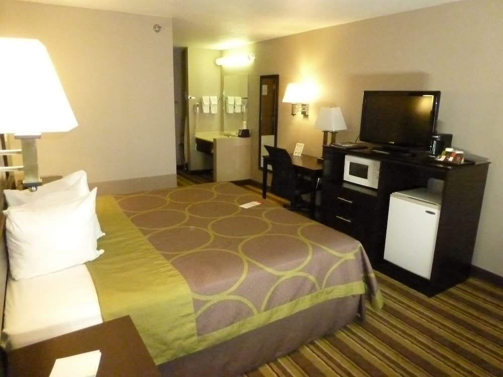 Super 8 by Wyndham Rock Springs 5
