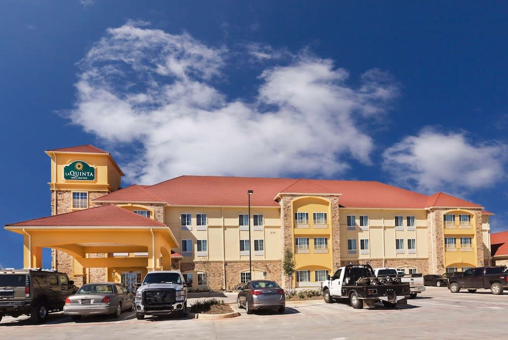 La Quinta Inn & Suites by Wyndham Floresville 1