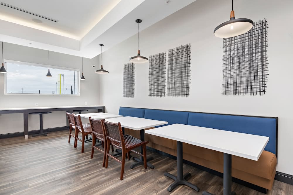 Holiday Inn Express Kansas City North - Parkville by IHG 2