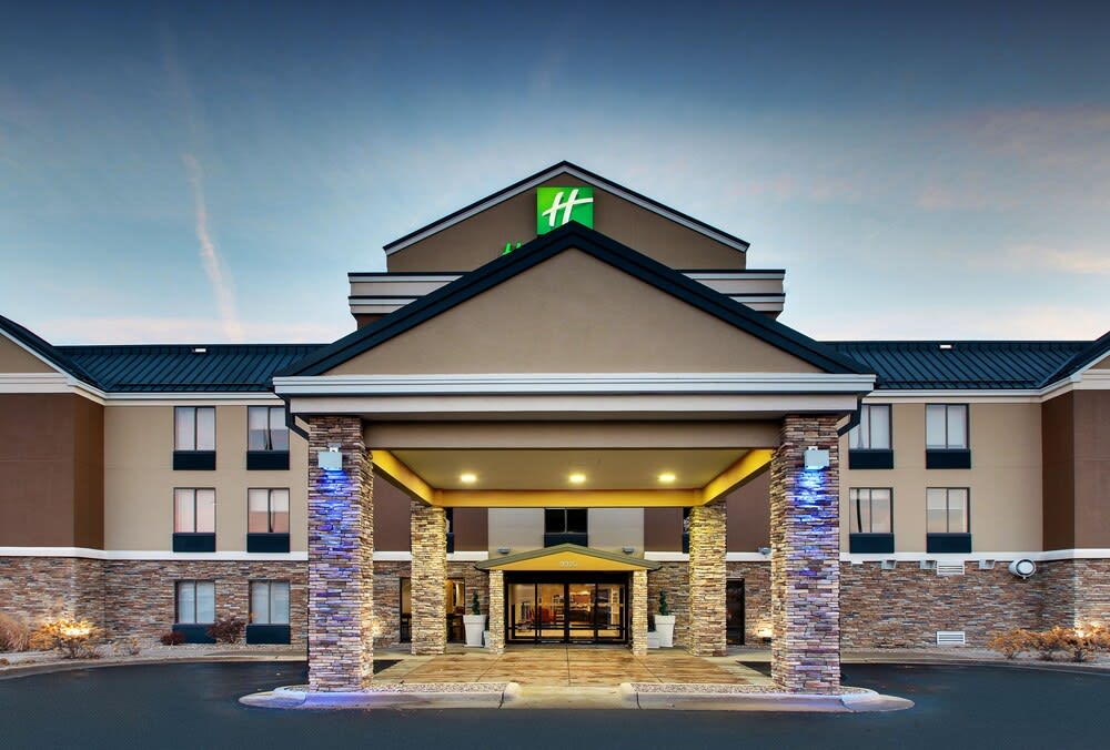 Holiday Inn Express & Suites CEDAR RAPIDS-I-380 @ 33RD AVE by IHG 1