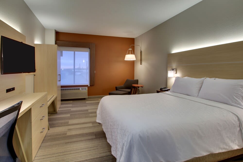 Holiday Inn Express & Suites CEDAR RAPIDS-I-380 @ 33RD AVE by IHG 2