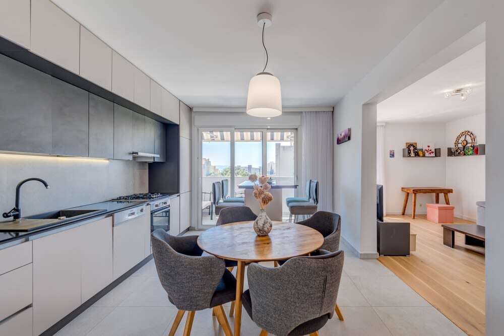 Modern 90 m2 apt with balcony w the sea view 1