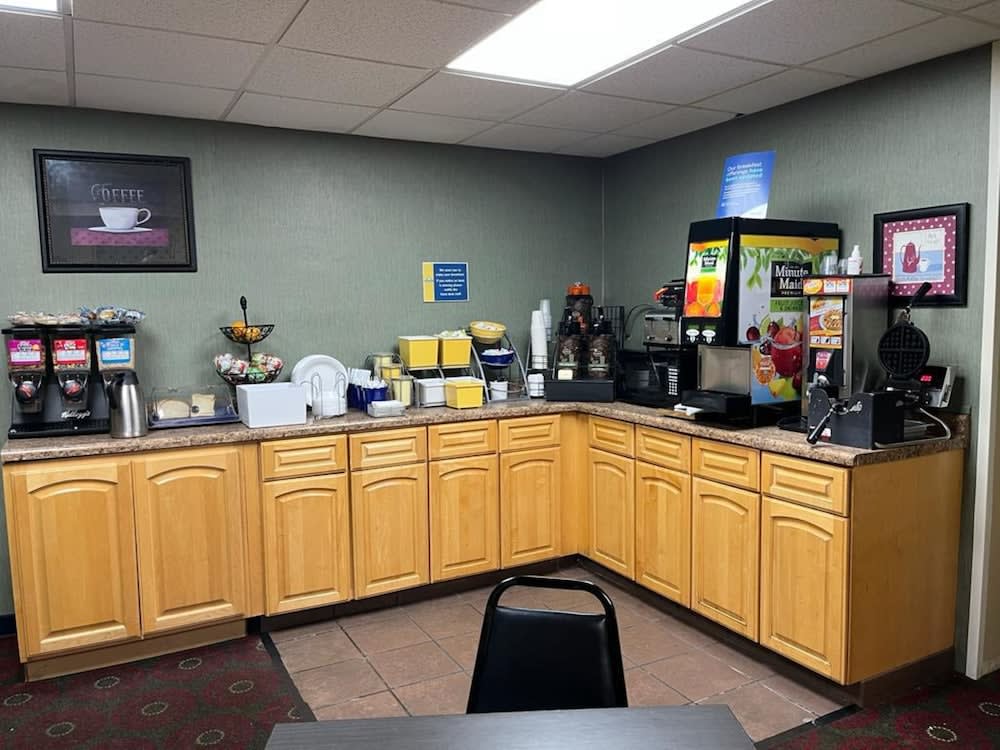 Days Inn by Wyndham Cedar Falls- University Plaza 1