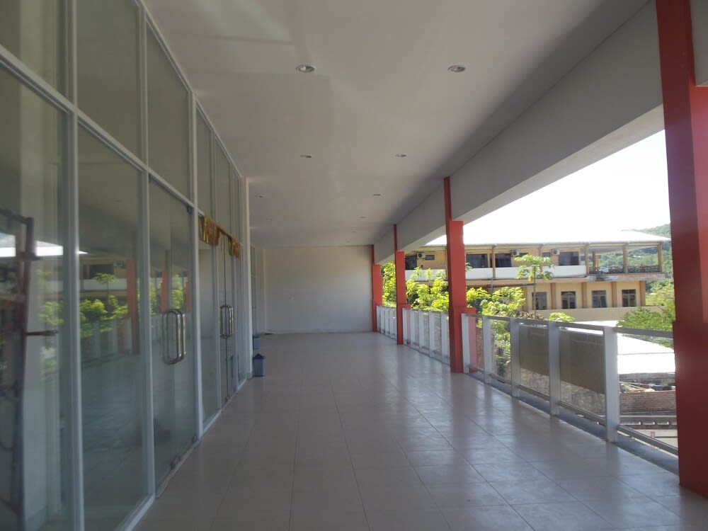 L Bajo Hotel 2