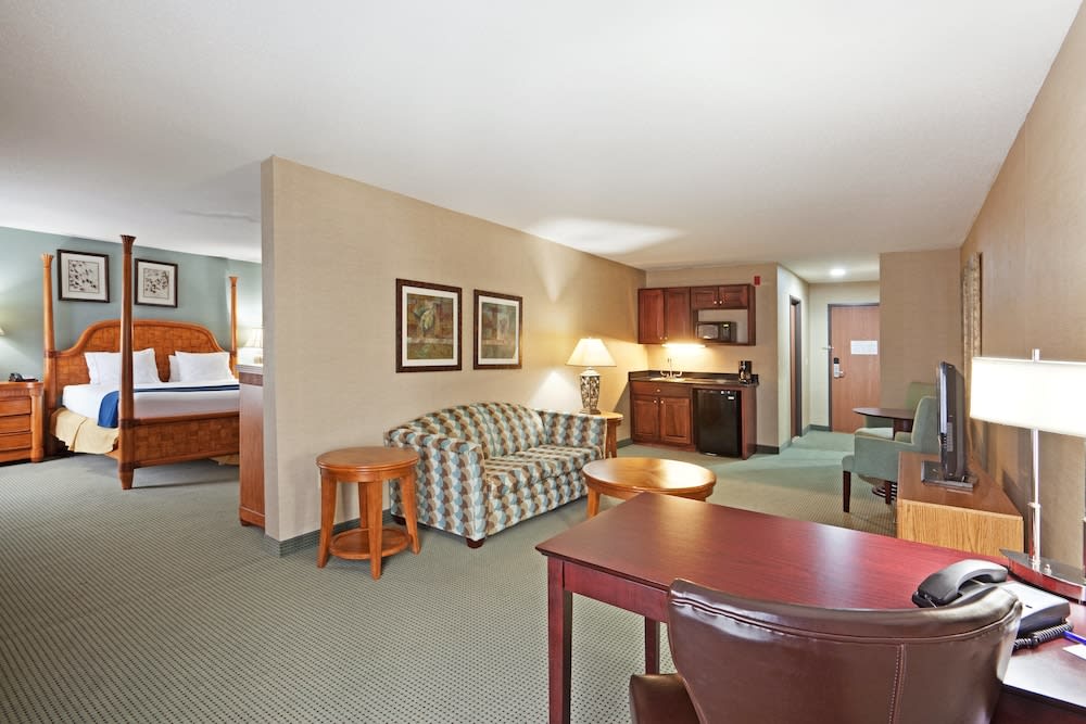 Holiday Inn Express & Suites Meriden, an IHG Hotel 4