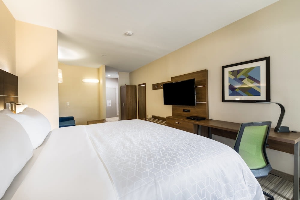 Holiday Inn Express & Suites COLUMBUS by IHG 2