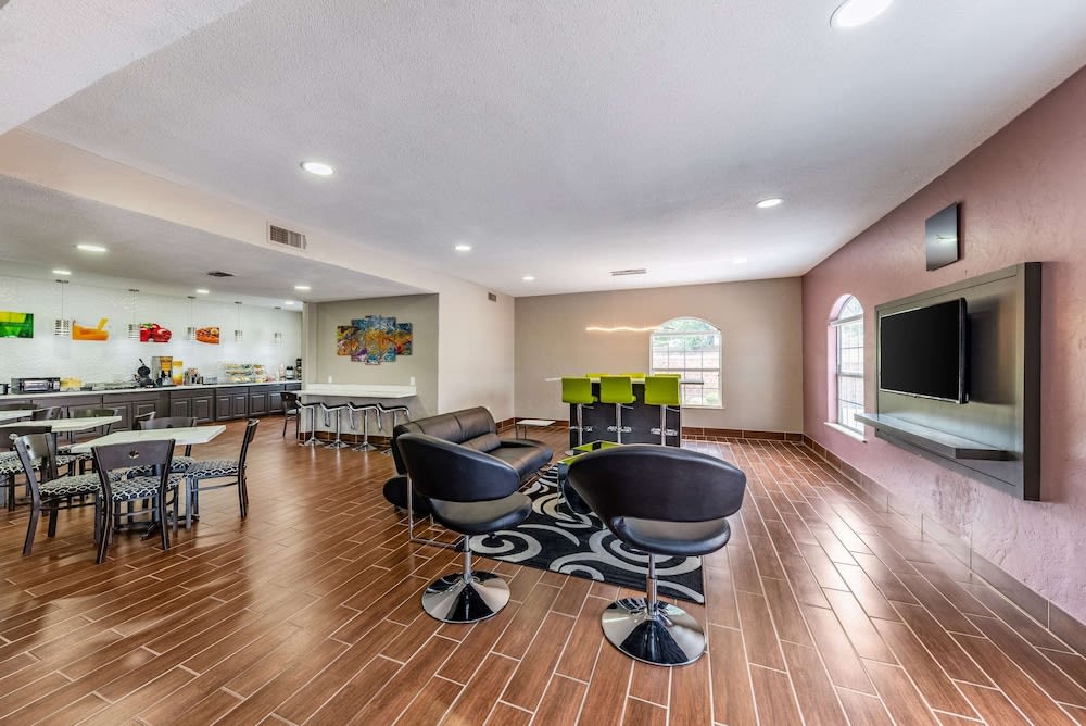 Quality Inn & Suites Canton 3