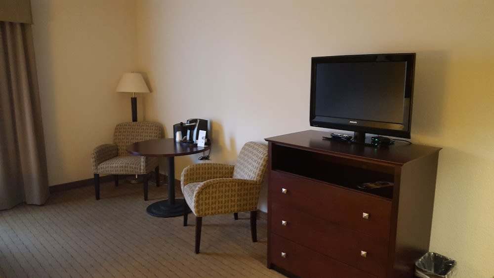 Holiday Inn Express & Suites Antigo by IHG 3