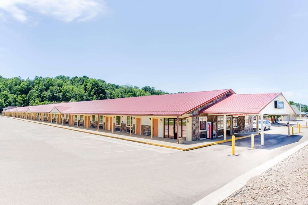 Travelodge by Wyndham Parkersburg 1