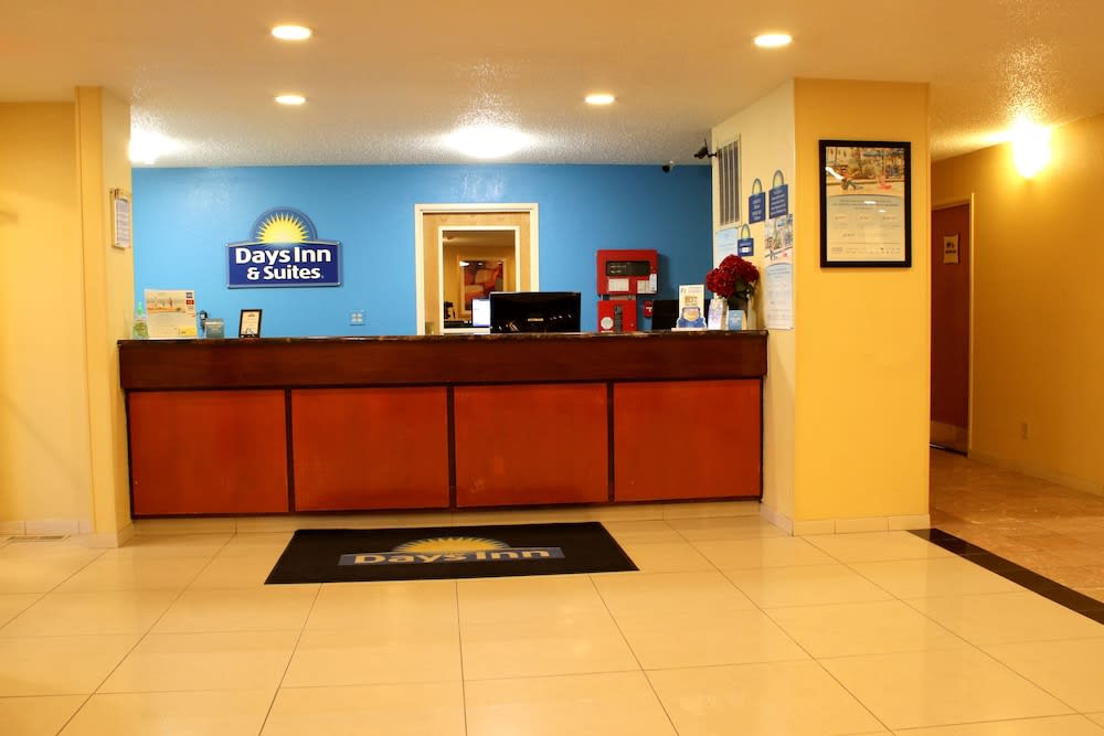 Days Inn & Suites by Wyndham Bloomington/Normal IL 5