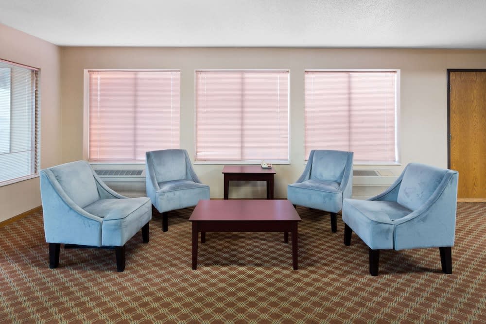 Super 8 by Wyndham Rochelle 2