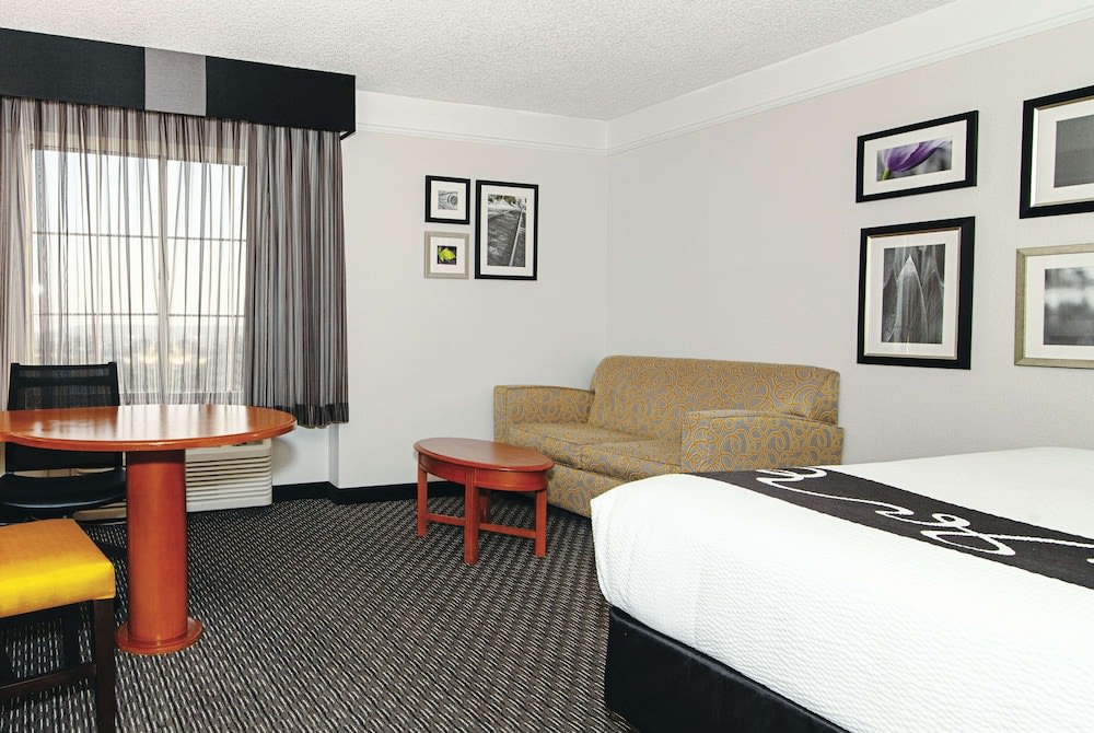 La Quinta Inn & Suites by Wyndham Ontario Airport 4