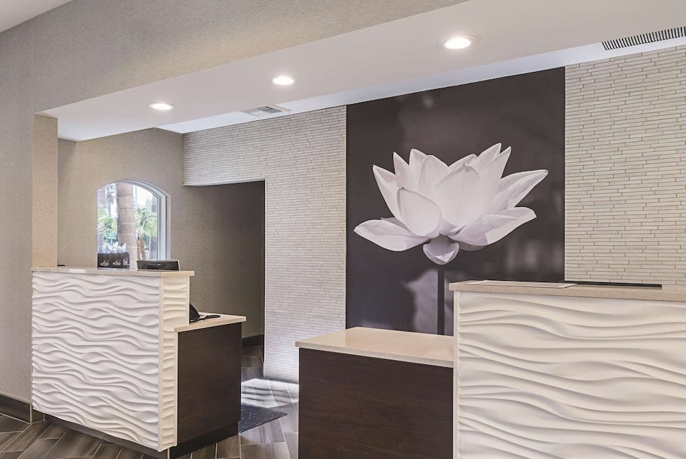 La Quinta Inn & Suites by Wyndham Ontario Airport 3