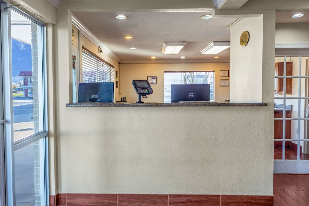 Econo Lodge Meridian South 2