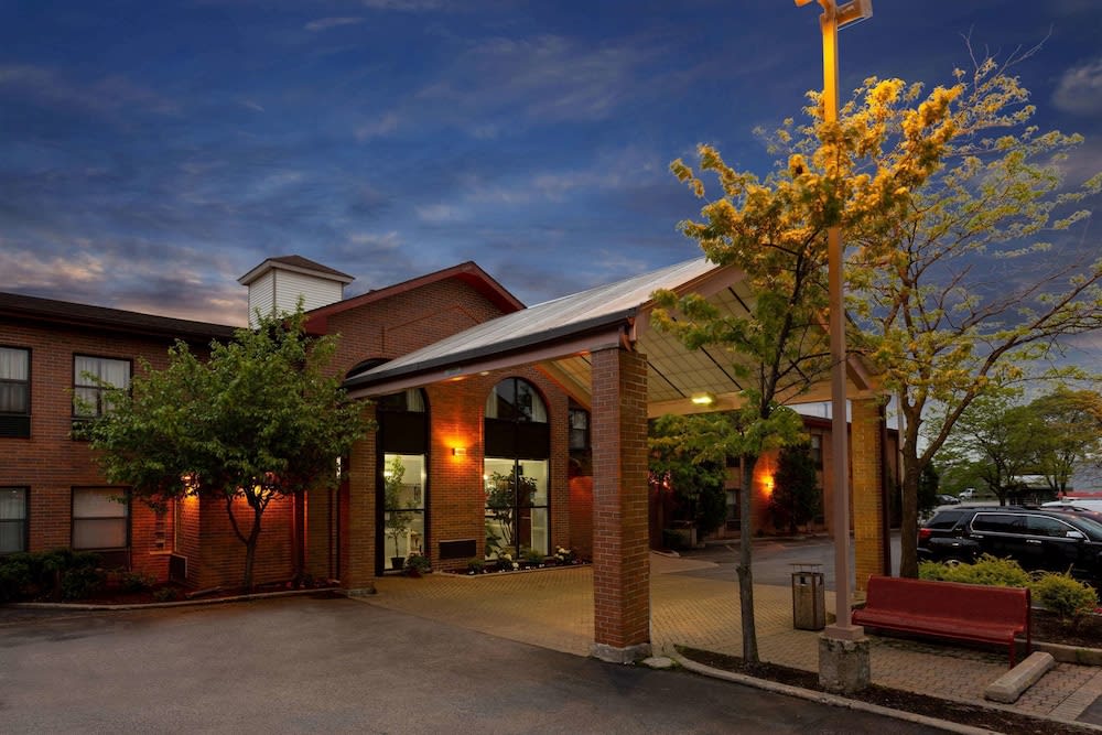 Howard Johnson by Wyndham Waukegan Great Lakes 1