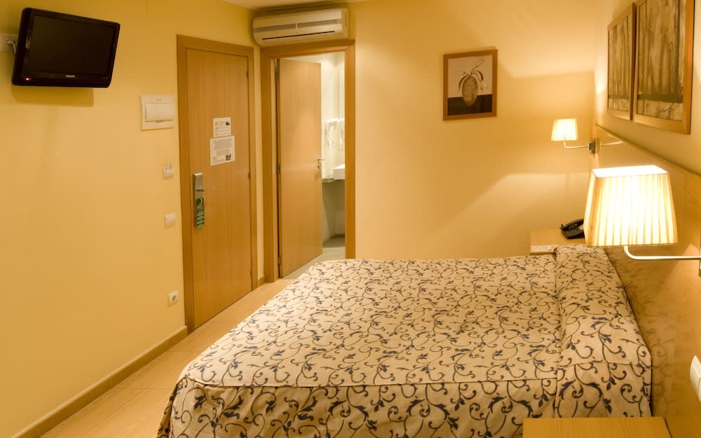 Hotel Ciutat De Sant Adria 5