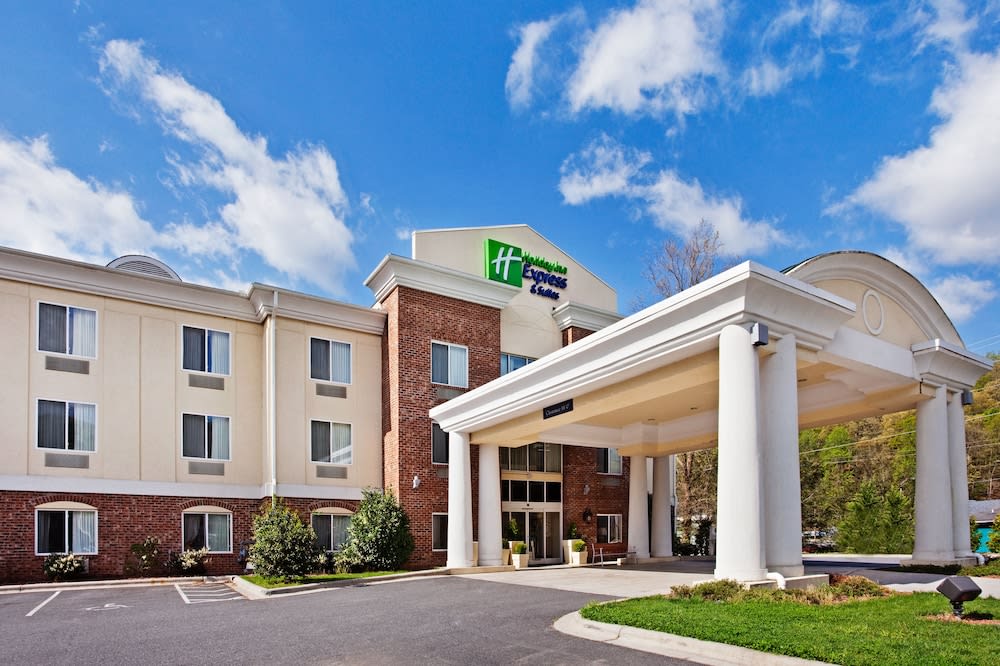 Holiday Inn Express & Suites CHEROKEE/CASINO by IHG 1