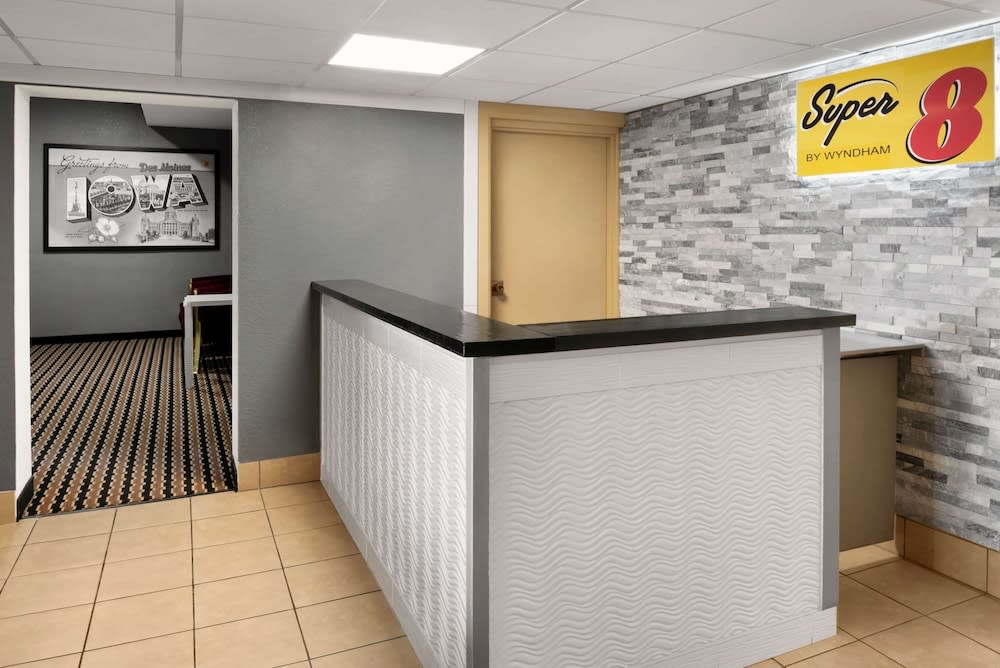 Super 8 by Wyndham Des Moines 2