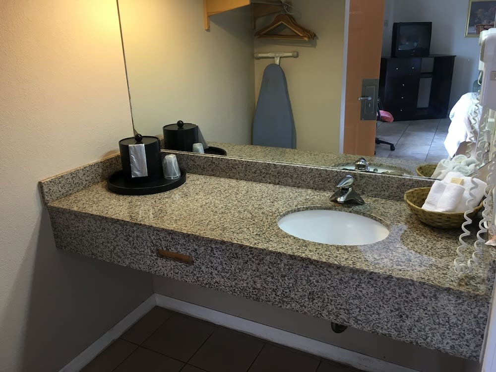 Americas Best Value Inn & Suites North Port 3