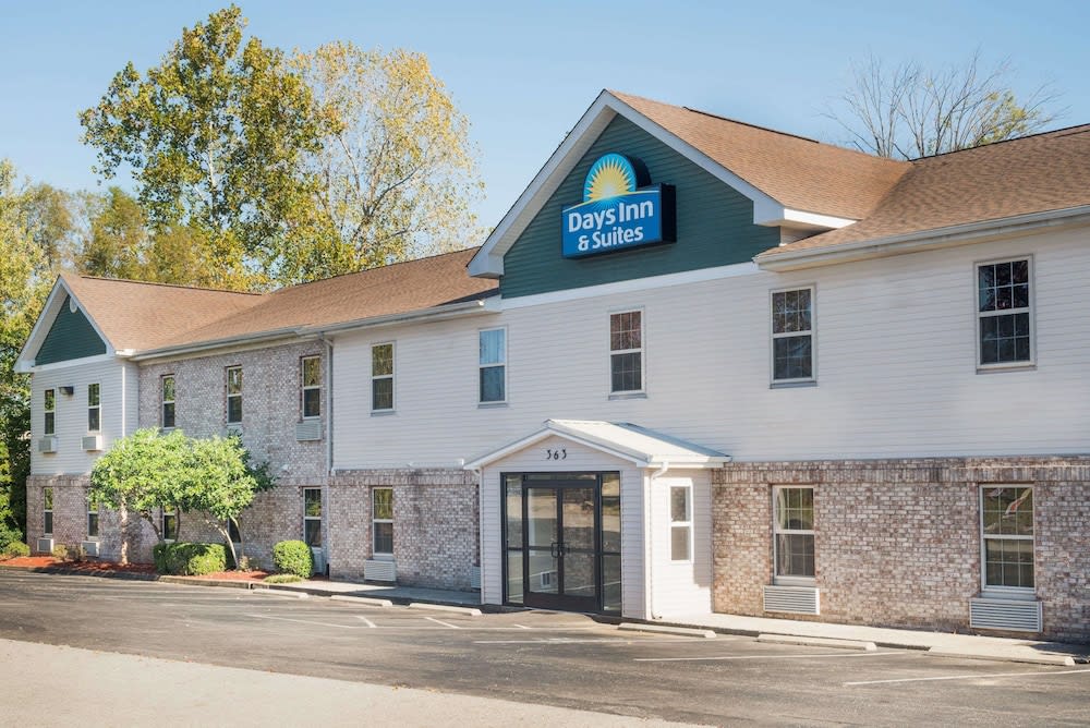 Days Inn & Suites by Wyndham Sellersburg 1