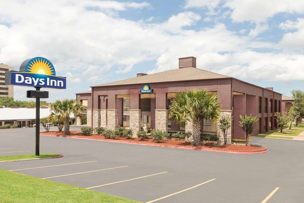Days Inn by Wyndham College Station University Drive 1