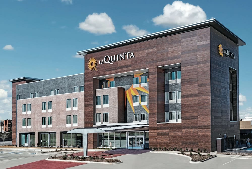 La Quinta Inn & Suites by Wyndham Dallas Grand Prairie North 1
