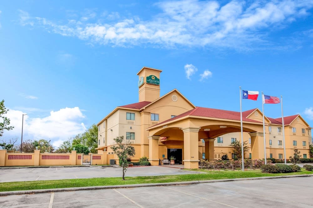 La Quinta Inn & Suites by Wyndham Pasadena 1