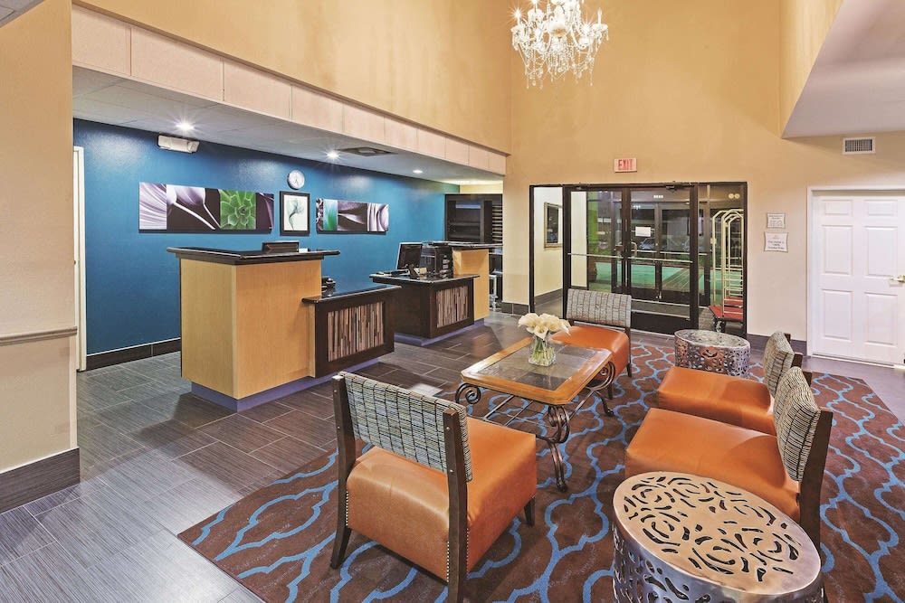 La Quinta Inn & Suites by Wyndham Pasadena 2
