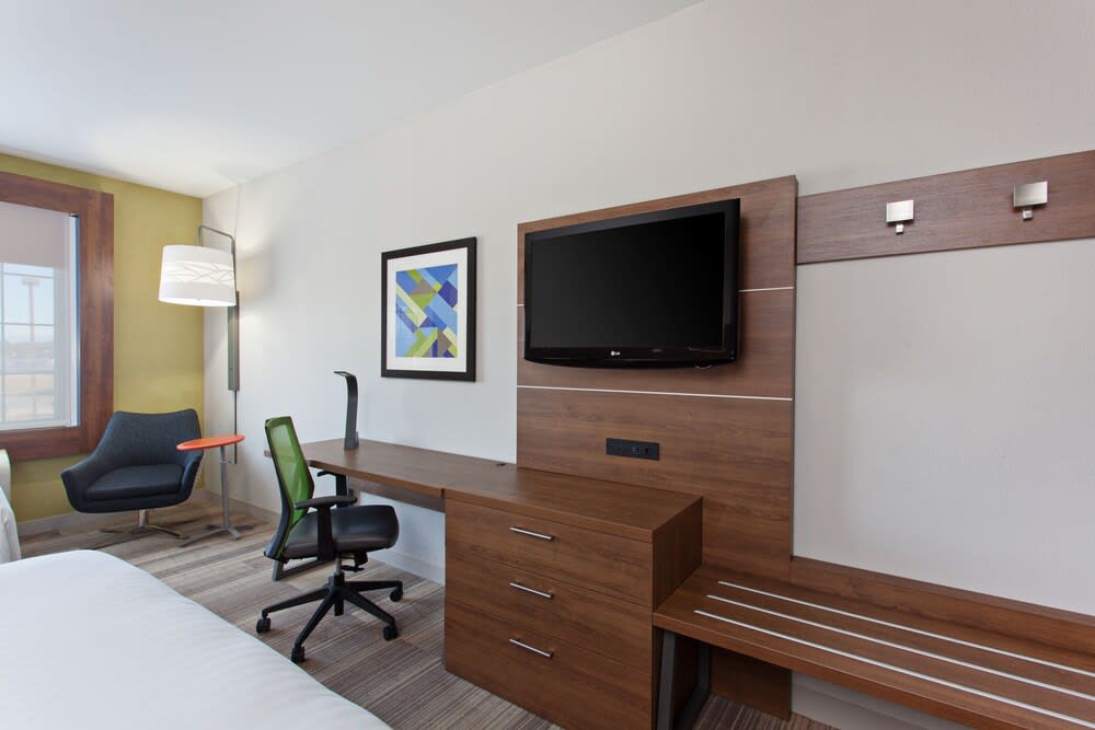Holiday Inn Express & Suites Corona by IHG 3