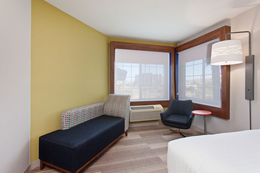 Holiday Inn Express & Suites Corona by IHG 2