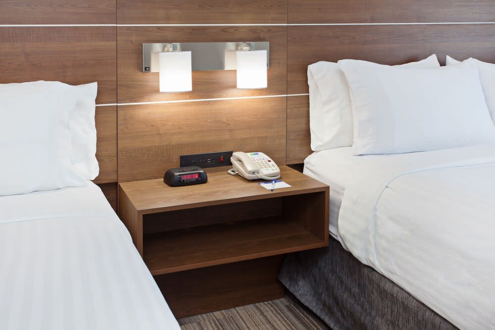 Holiday Inn Express & Suites Corona by IHG 4