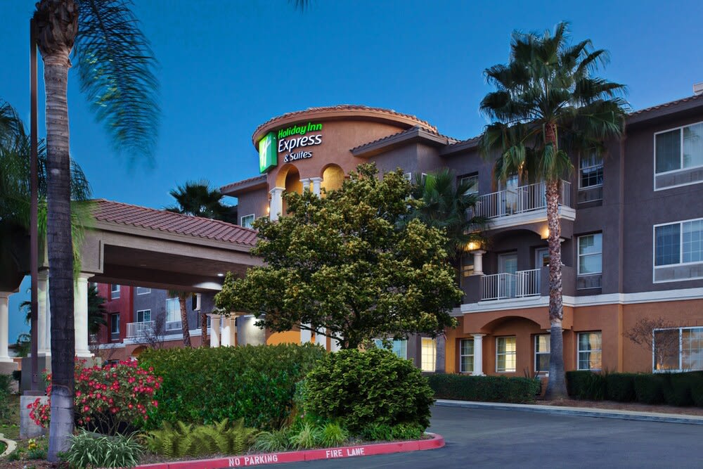 Holiday Inn Express & Suites Corona by IHG 1