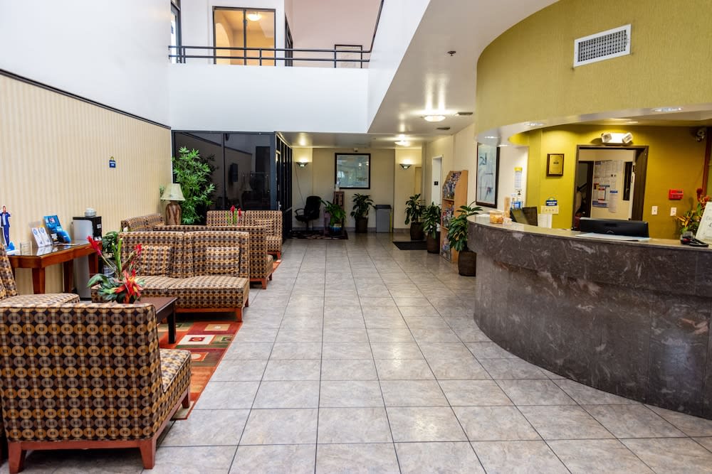 Days Inn & Suites by Wyndham Artesia 2