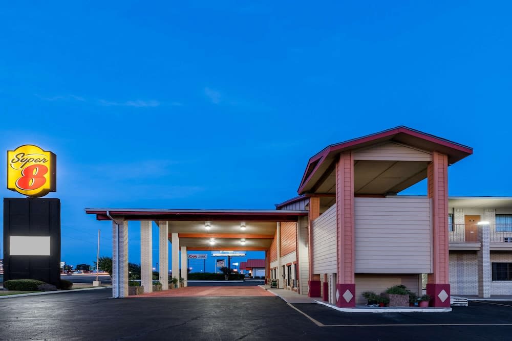 Super 8 by Wyndham Waco/Mall area TX 1