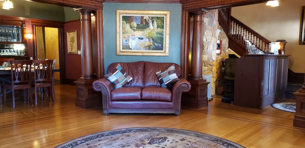 Cabernet House, an Old World Inn 2