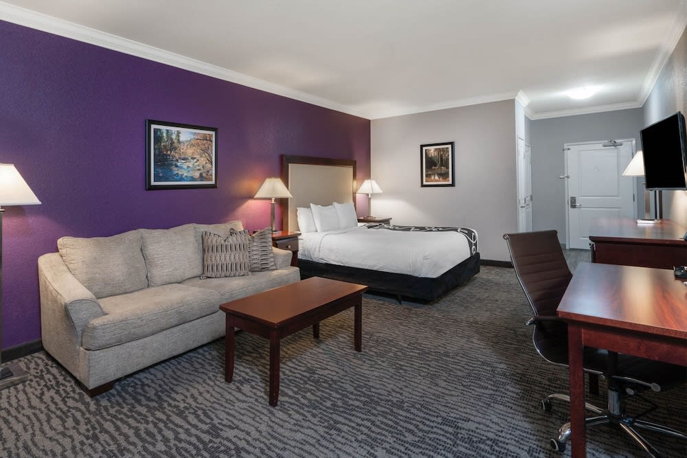 La Quinta Inn & Suites by Wyndham Loveland Estes Park 2