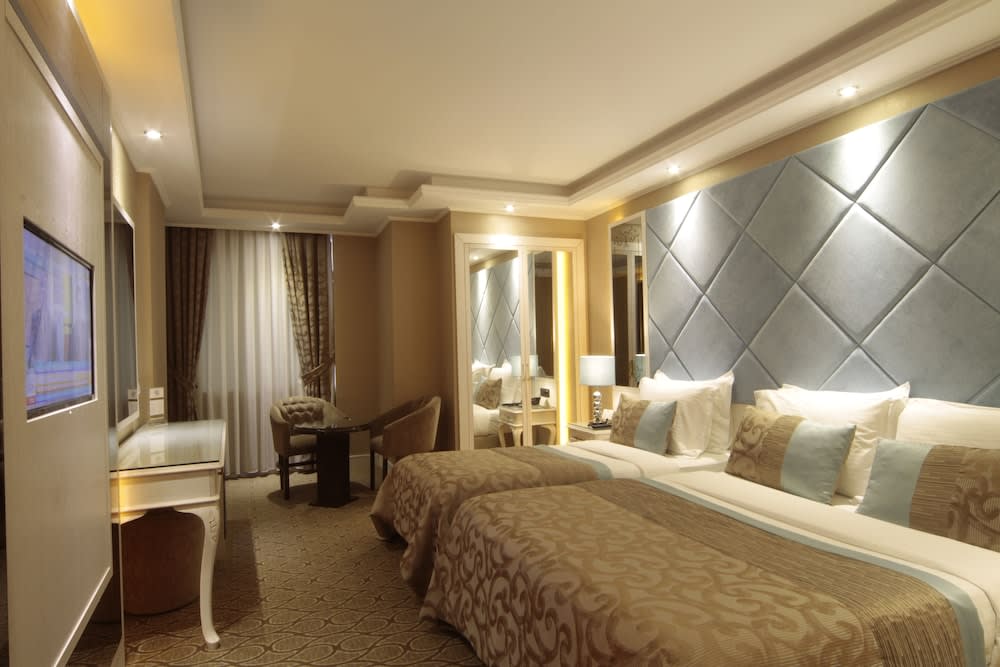 Black Bird Hotel 1
