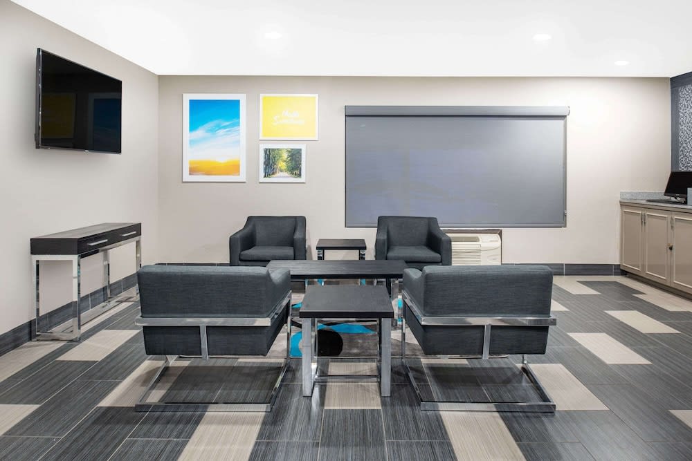Days Inn by Wyndham Carthage 2