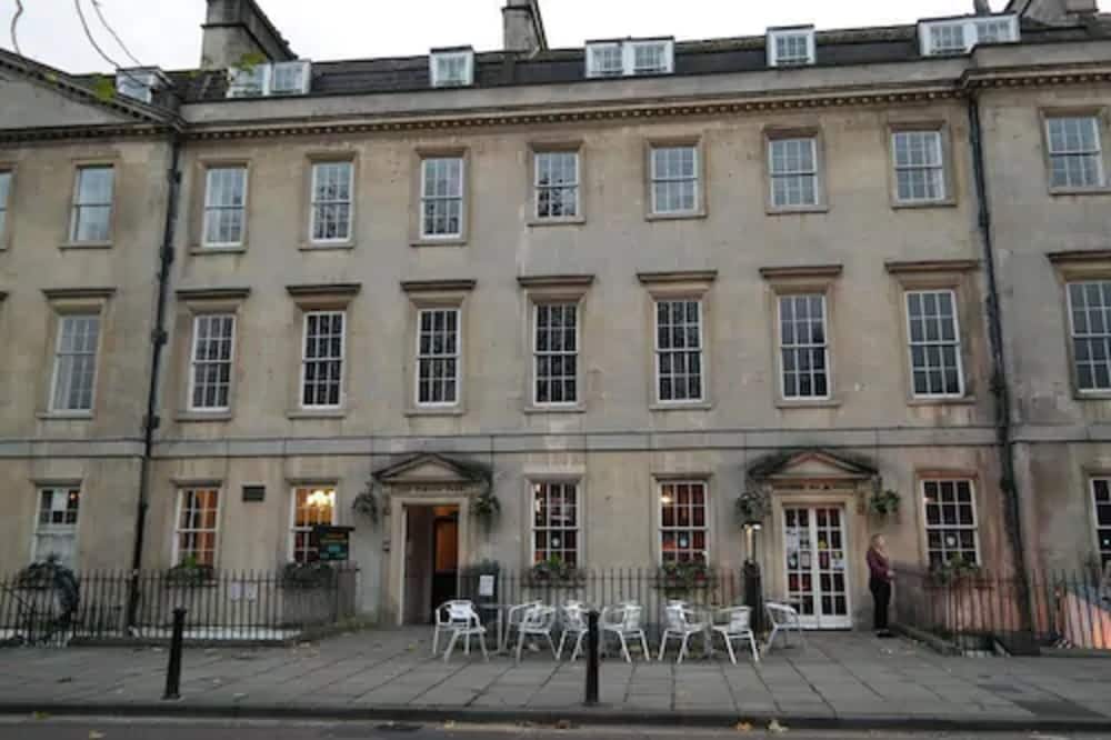 Parade Hotel Bath 1
