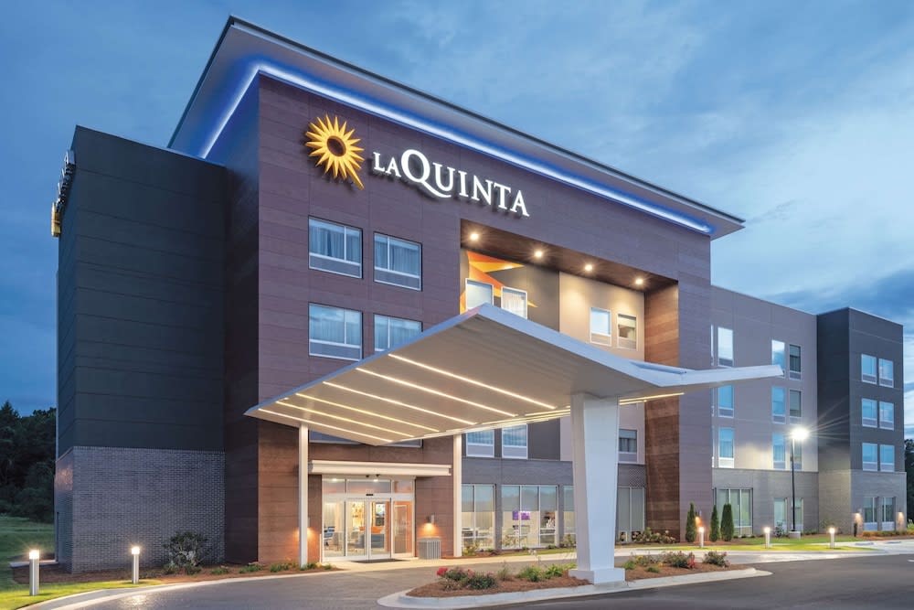 La Quinta Inn & Suites by Wyndham Opelika Auburn 1