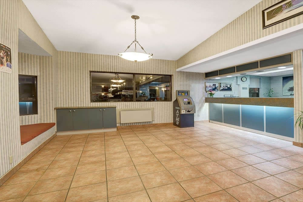 Super 8 by Wyndham Niagara Falls North 2
