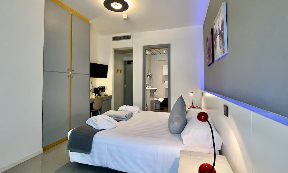 Monaco Suites Hotel 5