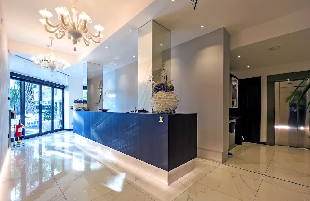 Monaco Suites Hotel 4