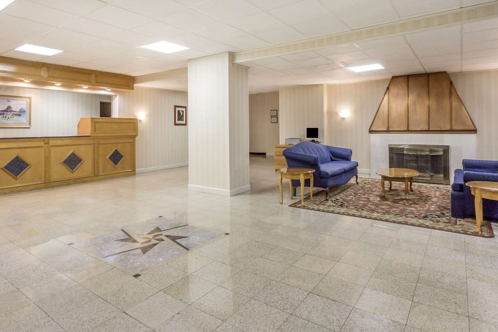 Ramada by Wyndham Triangle/Quantico 2