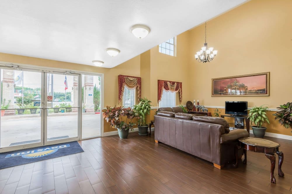 Days Inn by Wyndham San Antonio Southeast Frost Bank Center 2