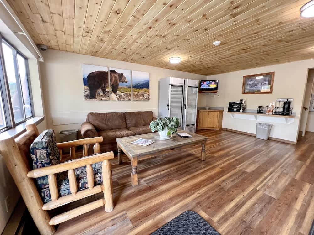 Beartooth Hideaway Inn & Cabins 2