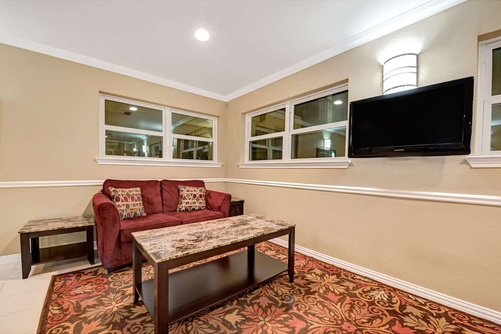 Super 8 by Wyndham Richardson Dallas 2