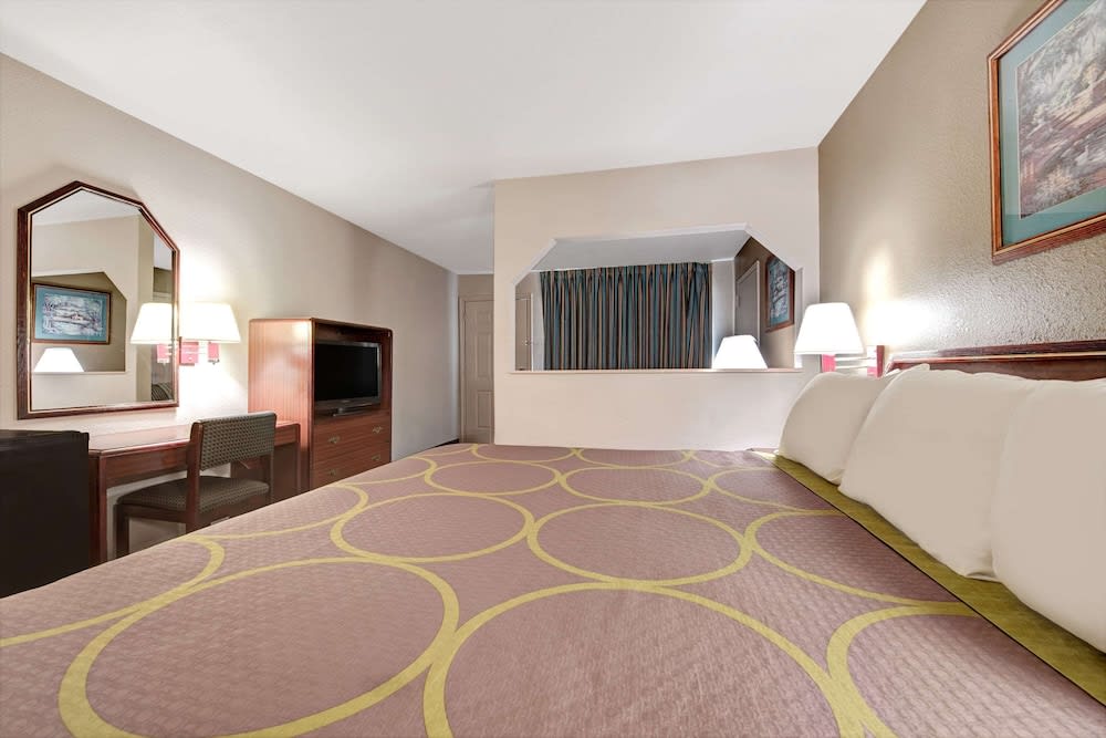 Super 8 by Wyndham Richardson Dallas 3