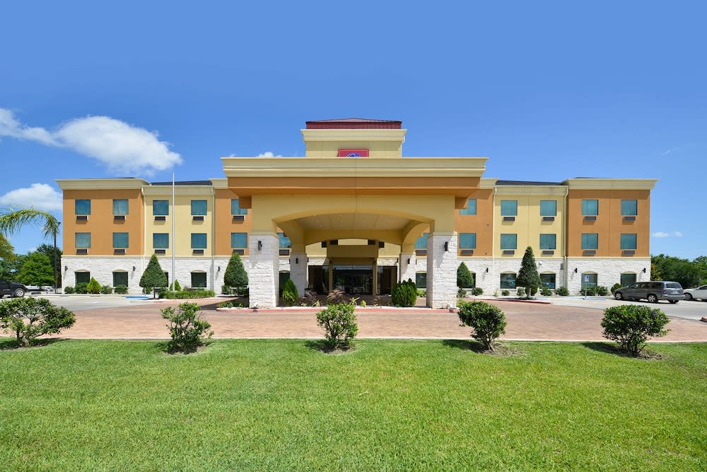 Comfort Suites Bay City East 1