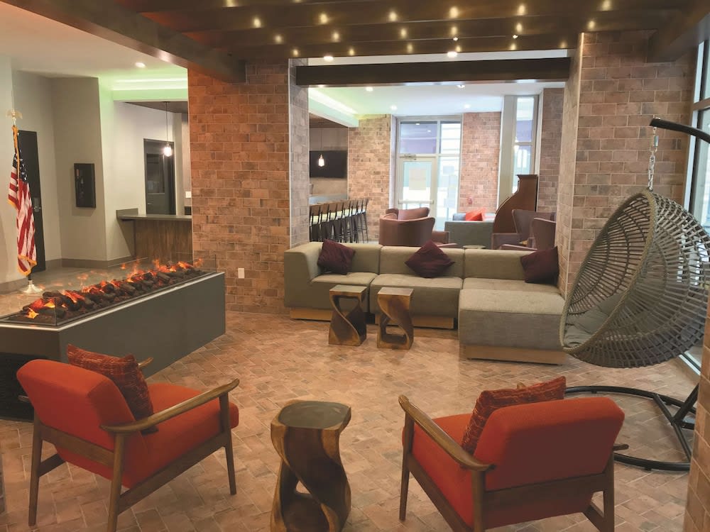 La Quinta Inn & Suites by Wyndham New Orleans Downtown 2